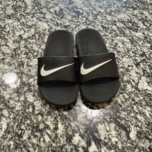 Black & white kids Nike slides